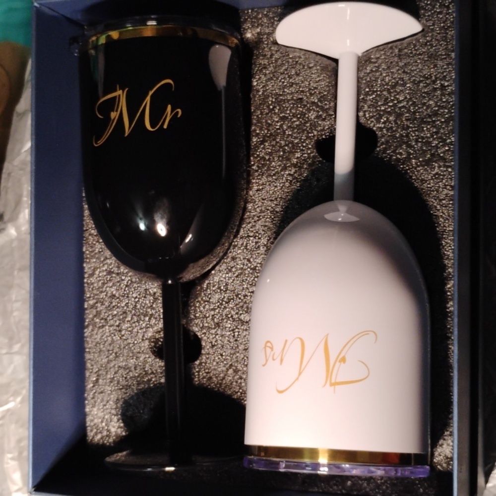 Mr. & Mrs. Hsrd Plsstic wine cups with lid
